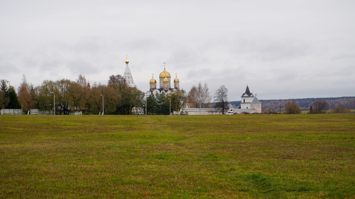Вид на Можайский Лужецкий монастырь. Фото автора.