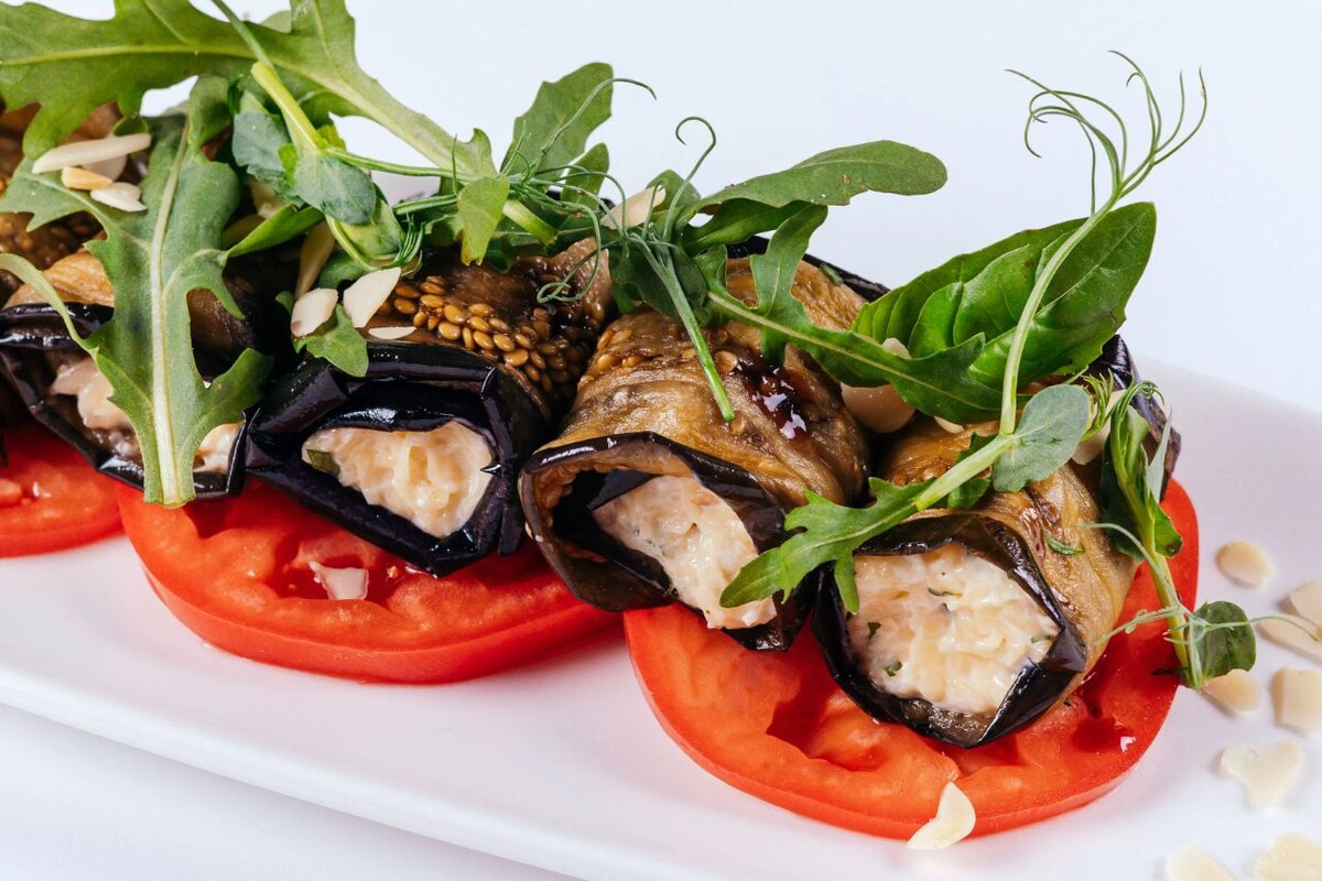  Жаренные баклажаны с пряным сыром, сладкими томатами Фото © Ресторан «Скоморохи» 