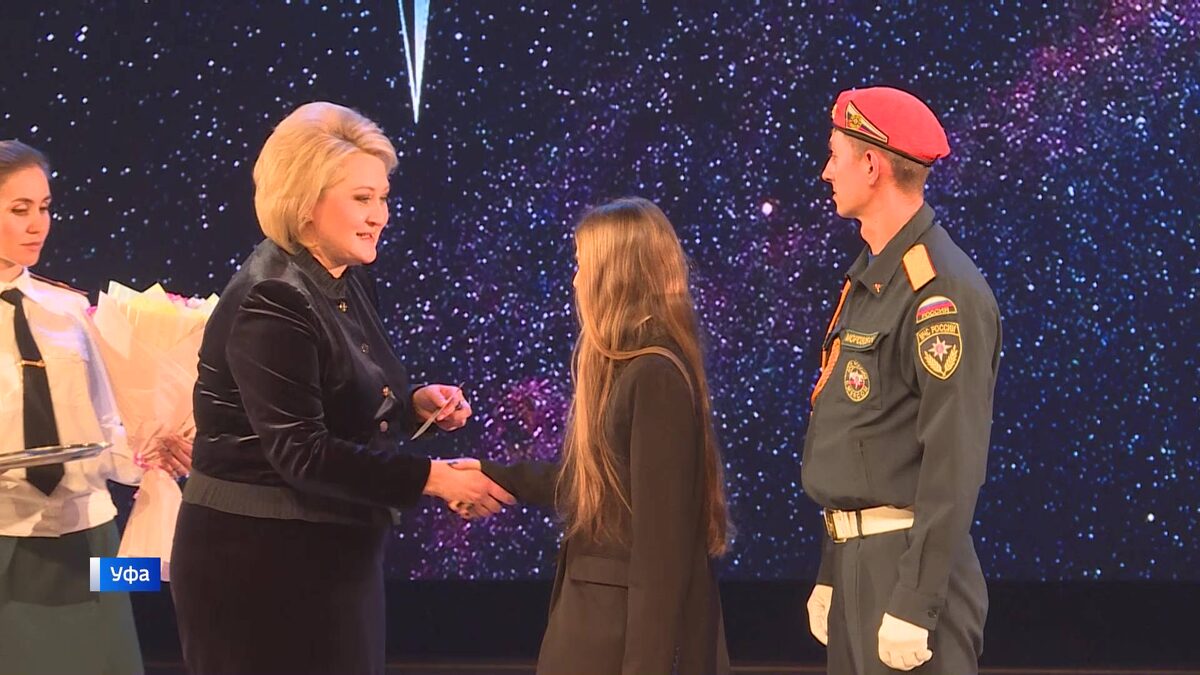    В Уфе наградили девочку-подростка, которая спасла жизнь своей годовалой сестренке