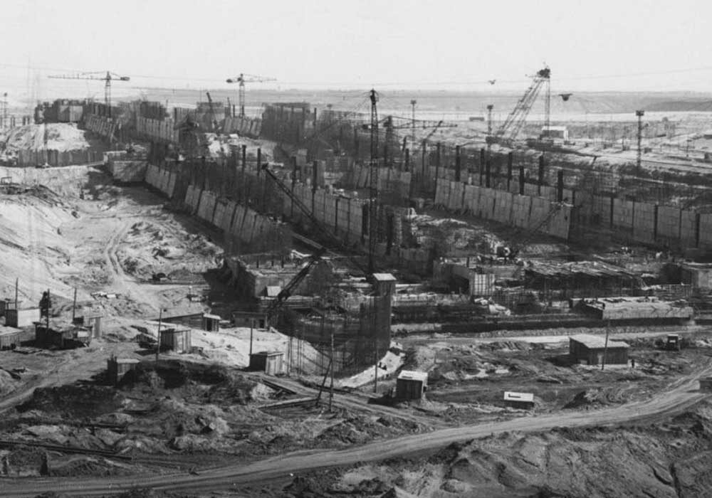 Строительство Волжской ГЭС. Оригинал фото - https://волгоград-экскурсии.рф/article-volzskaya-ges.php