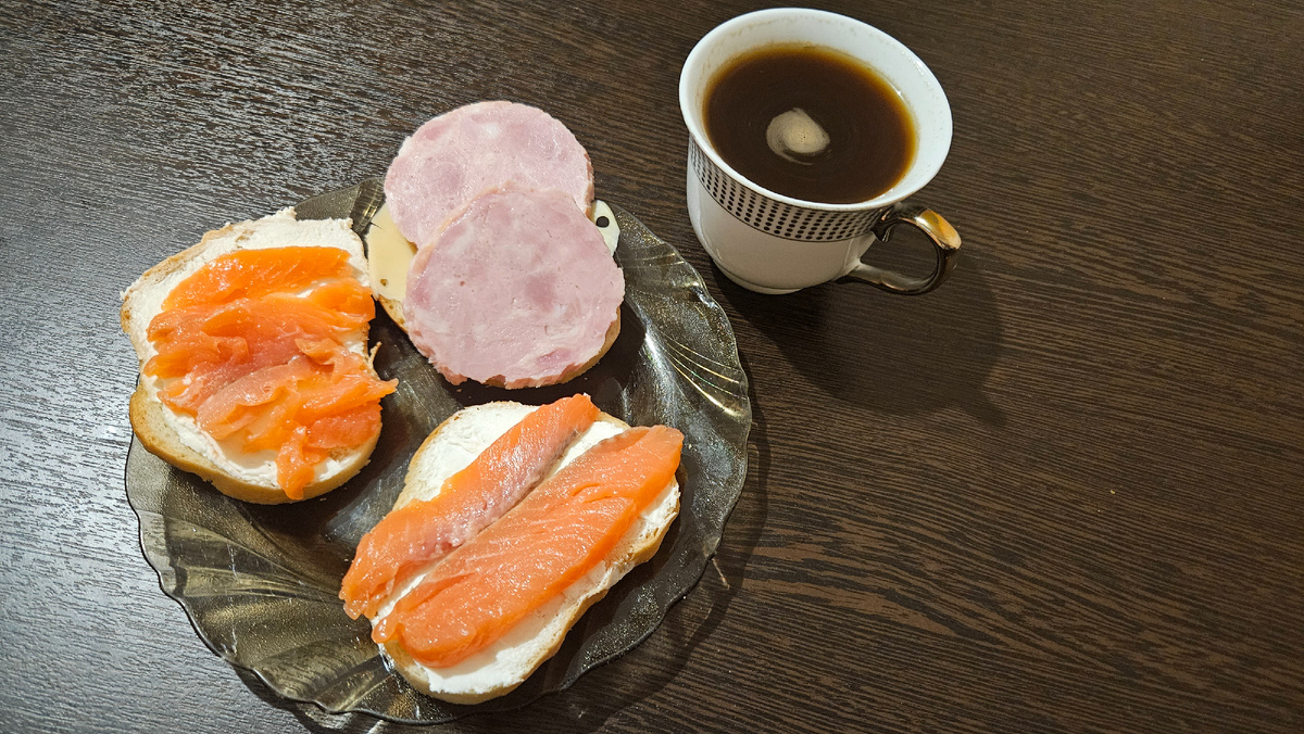 Завтрак. Бутеры с сыром и ветчиной и сыром с форелью. 496 ккал.