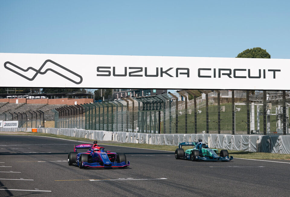    Дуэль Даниила Квята с беспилотной машиной завершилась авариейSuzuka