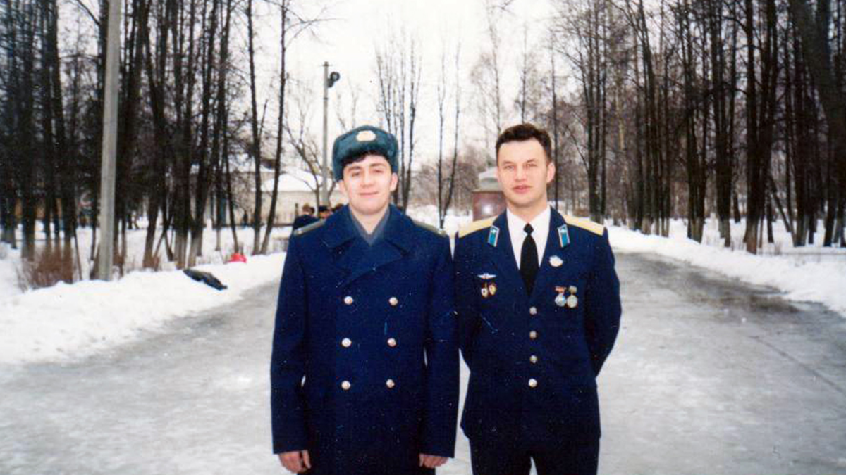 п. Сеща, военный городок. Площадь перед ГОК. 23 февраля 1996 года. Я и мой сослуживец, КВАТУшник, Дима Петраков. Фотография примечательна ещё и тем, что за нами виден постамент с бюстом В.И.Ленина, которые позже тайком демонтируют. 