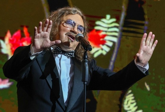    Певец Игорь Николаев