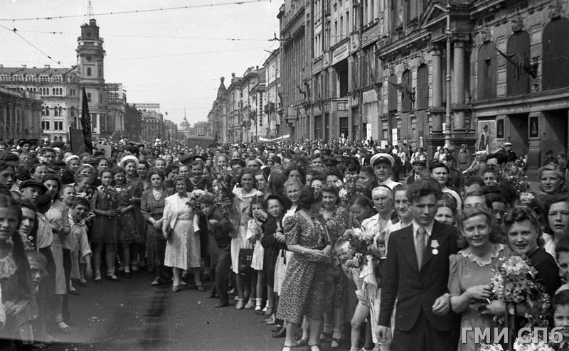 Прогулка по Ленинграду 1945 года. 15 снимков города в год Победы