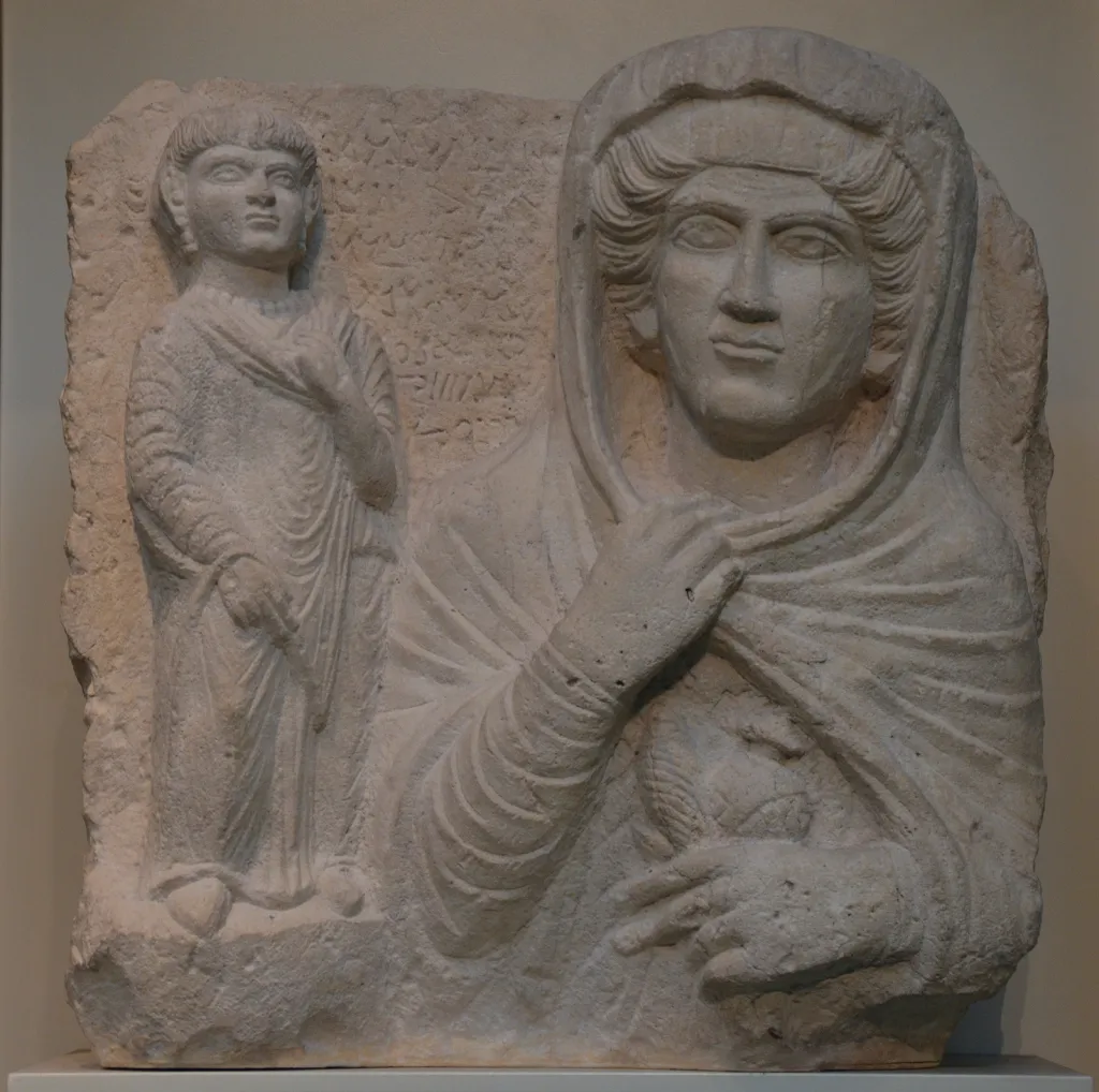 Известняковый бюст с пальмирского погребального рельефа, изображающий матрону с фигурой ребенка, 84 г. н.э. Британский музей.