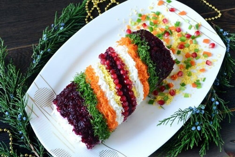     Яркий салат "Новогодняя хлопушка" станет украшением праздничного стола