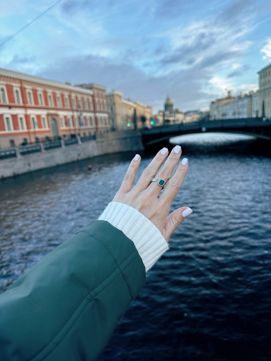 В Петербурге всегда чувствую прилив сил. Для меня каждая поездка — глоток свежего воздуха. Кстати, я никогда не была здесь в ноябре и честно готовилась к неприятной погоде, но на деле погода очень даже приятная. Да, временами идет дождь и есть ветер, но каждый день бывает солнце и это чудесно. Невероятно видеть мокрый сверкающий в лучах вечернего солнца гранит ☀️