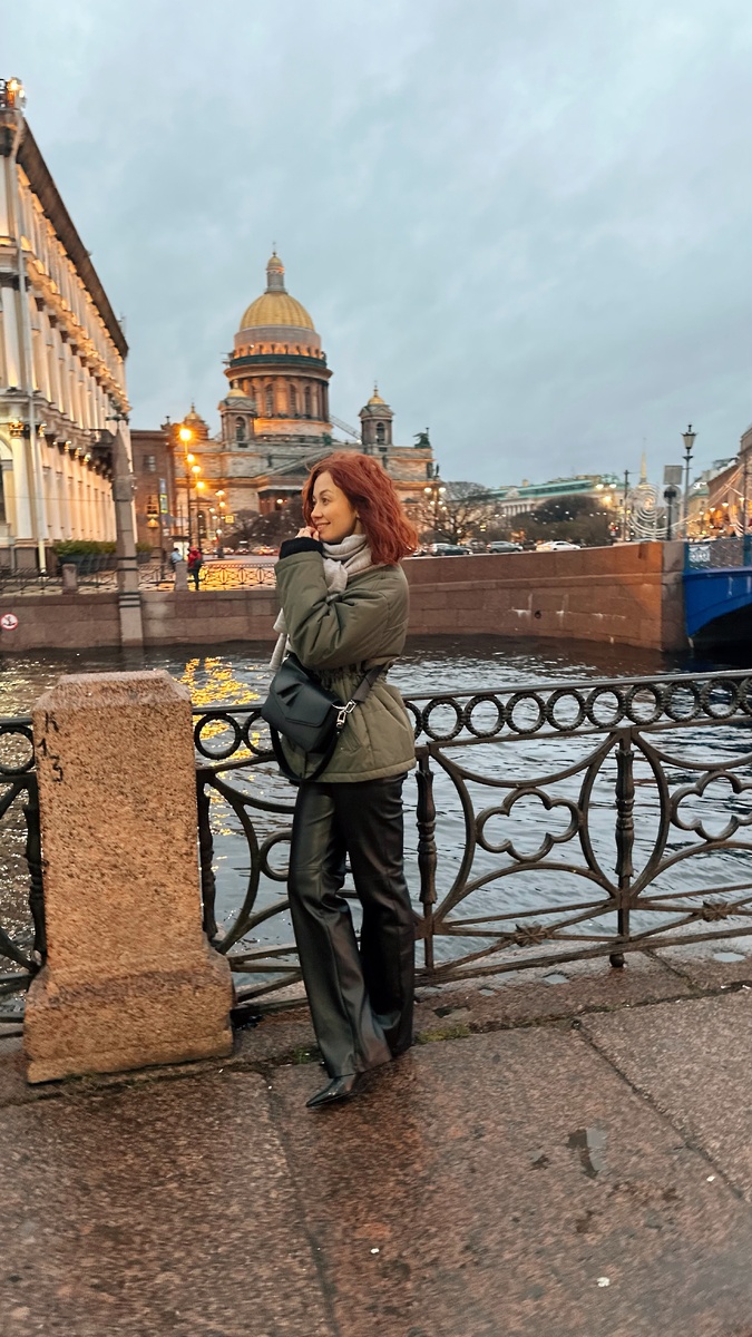 Удобно, когда весь сезонный гардероб можно подстраивать под погоду и менять вещи в образе так, чтобы можно было легко создавать новые почти каждый день. Кстати, в этом образе у меня супер-удобные ботильоны Эконика на небольшом тонком каблуке, в них реально можно много пройти — проверено на себе. Колодка отличная.