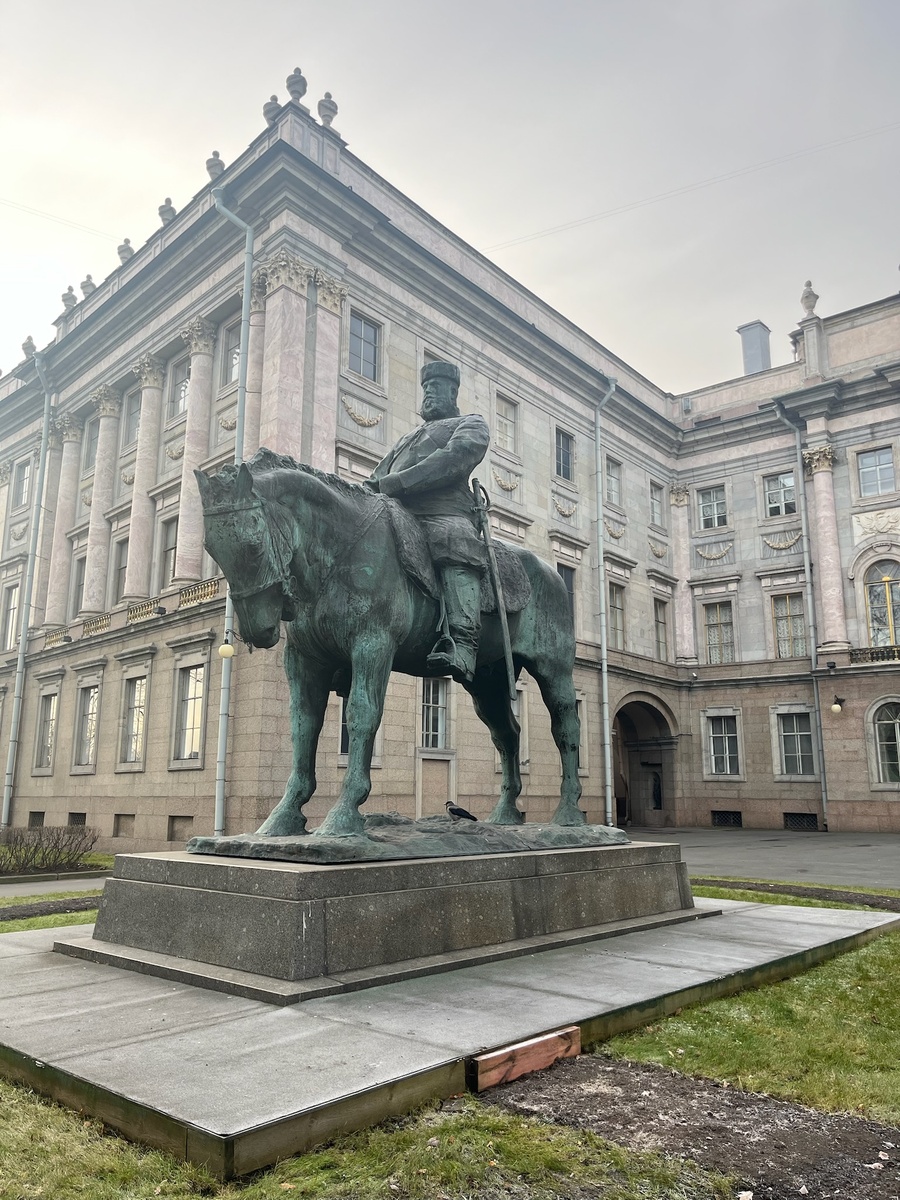 Памятник Александру III во внутреннем дворе Мраморного дворца. Фото автора.