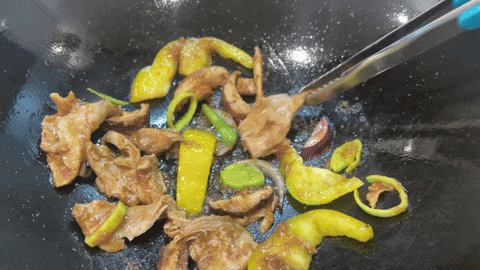 А вот вариант жарки в воке, так как любая чугунная сковорода подойдёт