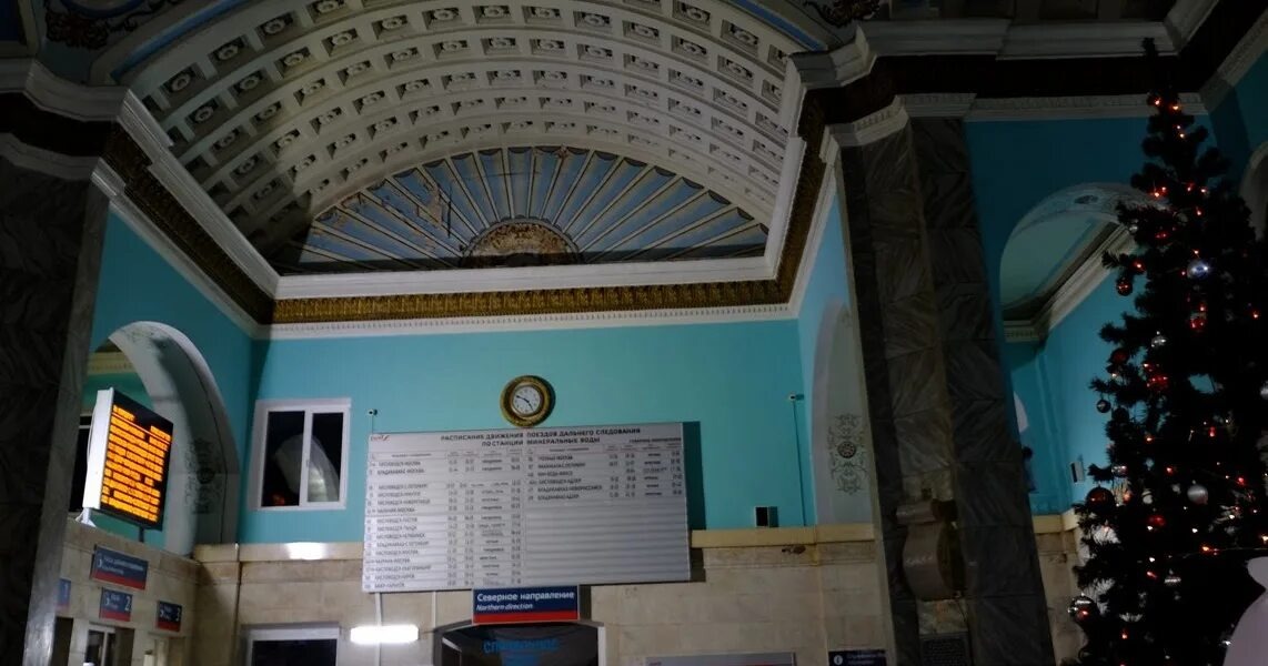 Вокзал - внутри. Фото - из свободного доступа. Ёлки, как вы понимаете, не было. За окном - начало октября. Потолок - впечатляет.