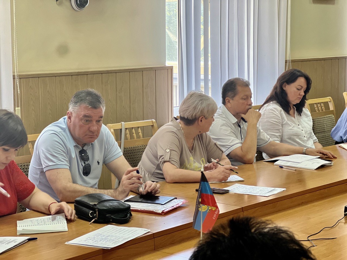 Вот они - типичные ценные кадры для рынка труда. На фото руководители аппарата суда. Источник изображения: piemuseum. ru