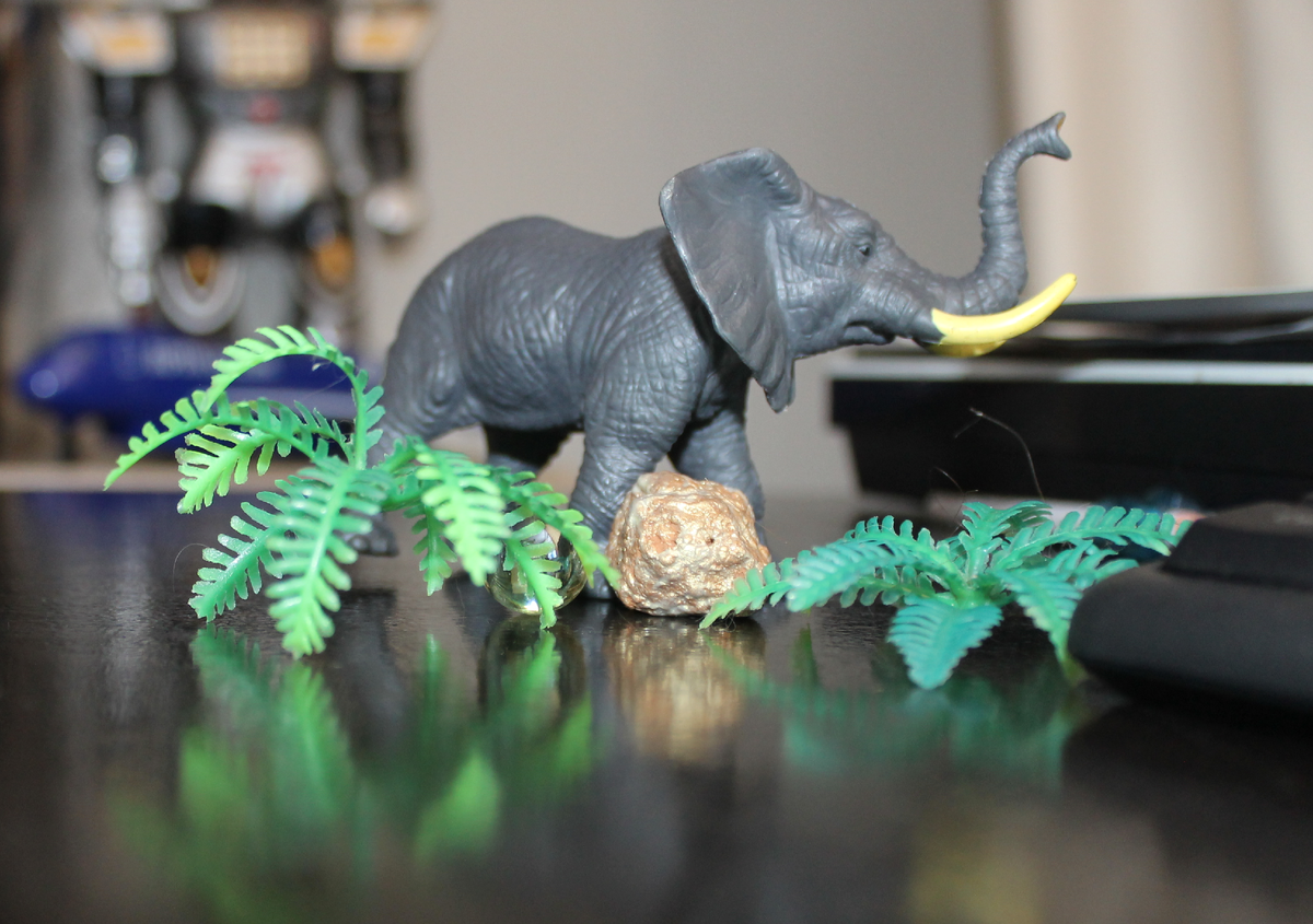 Золотой камень слеплен, окрашен и сфотографирован Димой С.