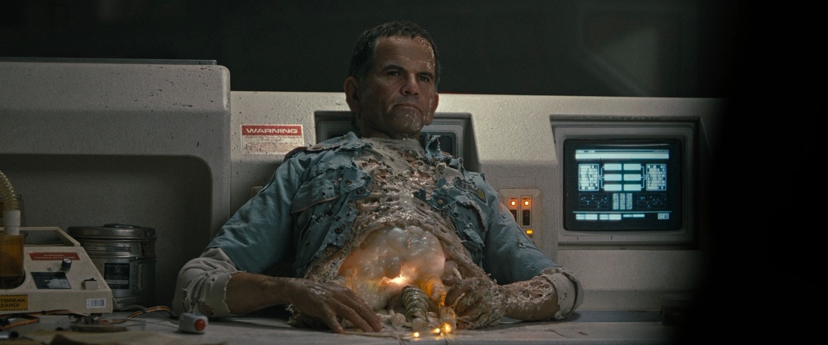 Образ Йена Холма был возвращён в фильм в виде андроида Weyland-Yutani, который всячески уговаривал героев покинуть заброшенную исследовательскую станцию и бросить заражённого паразитом члена команды.