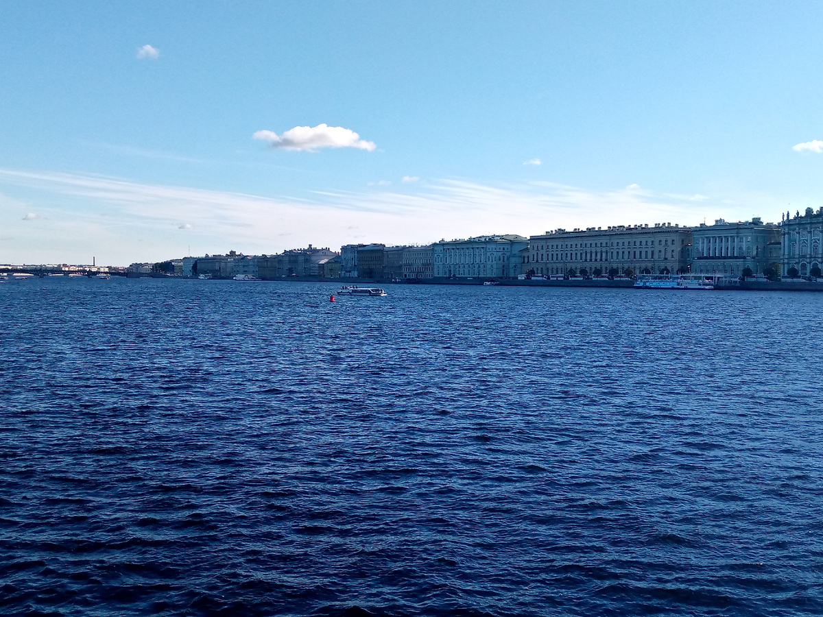Вид на Неву с Васильевского острова, 21 сентября 2024 год