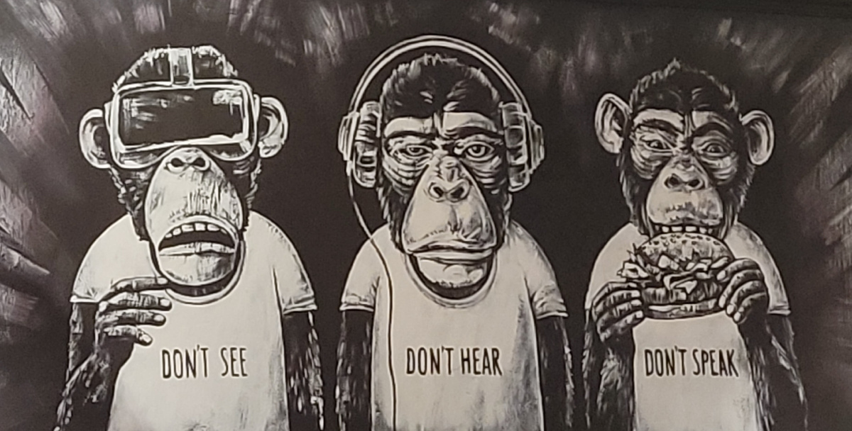 Обезьяны на стене в баре вдохновили