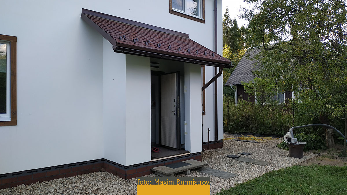 Перед крыльцом все выгладит так.