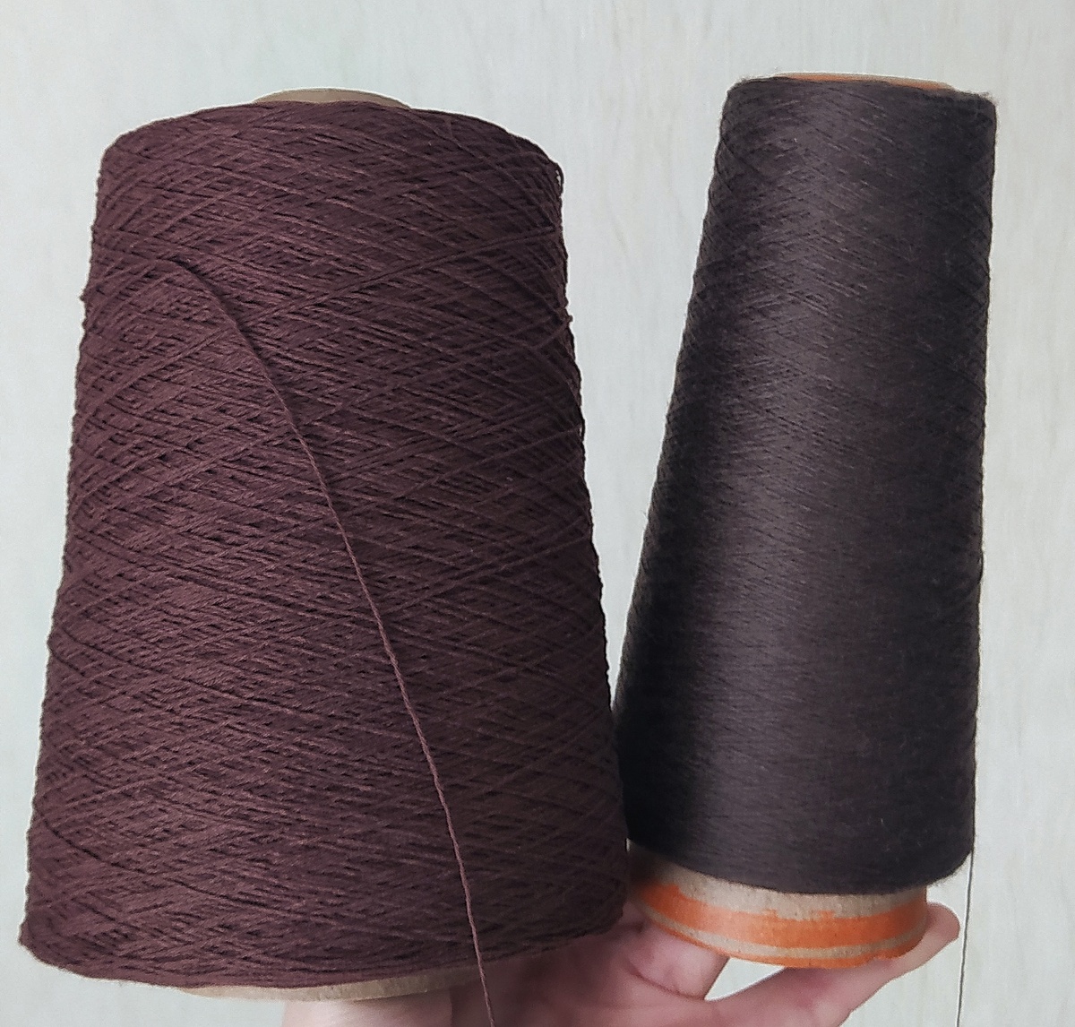 Бобинный хлопок слева и бобинный гребенной меринос справа.