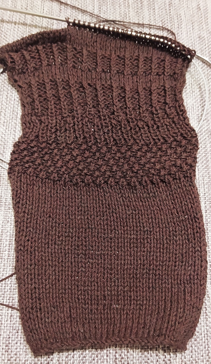 Образец, этап подбора узора и оценка плотности вязания.