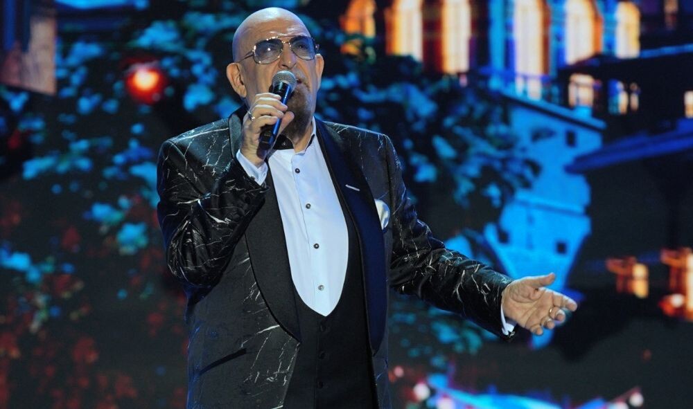 Одежду подбирать артисту помогает молодая красавица-жена