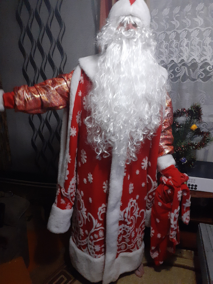 Муж в наряде Деда Мороза.