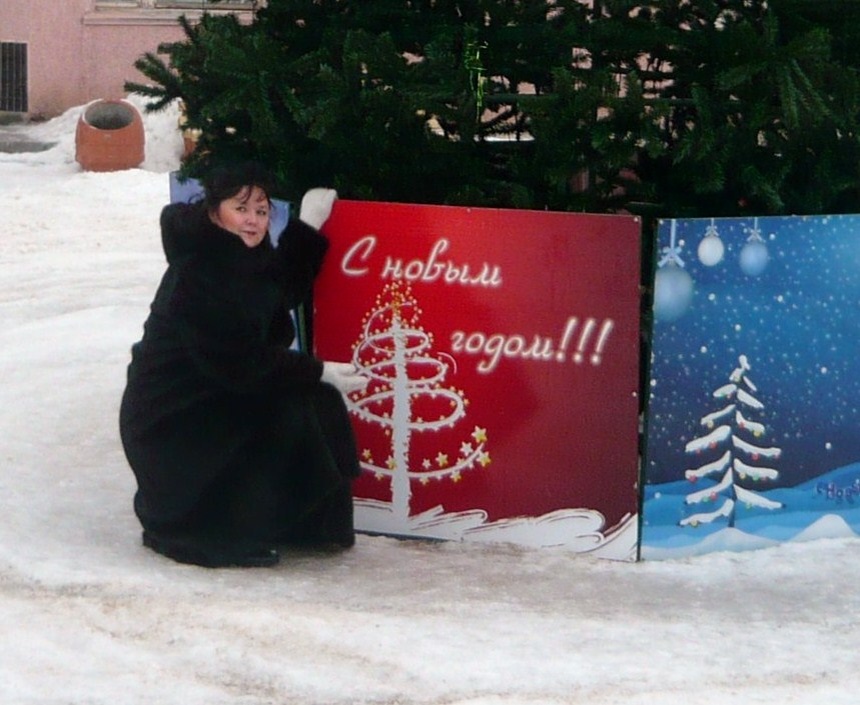 Это я.У деревенской ёлки.