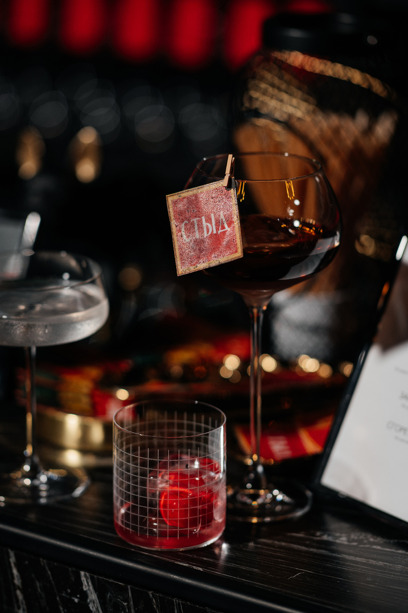 Коктейль «Сгореть от стыда» / Фото Андрея Медведникова 