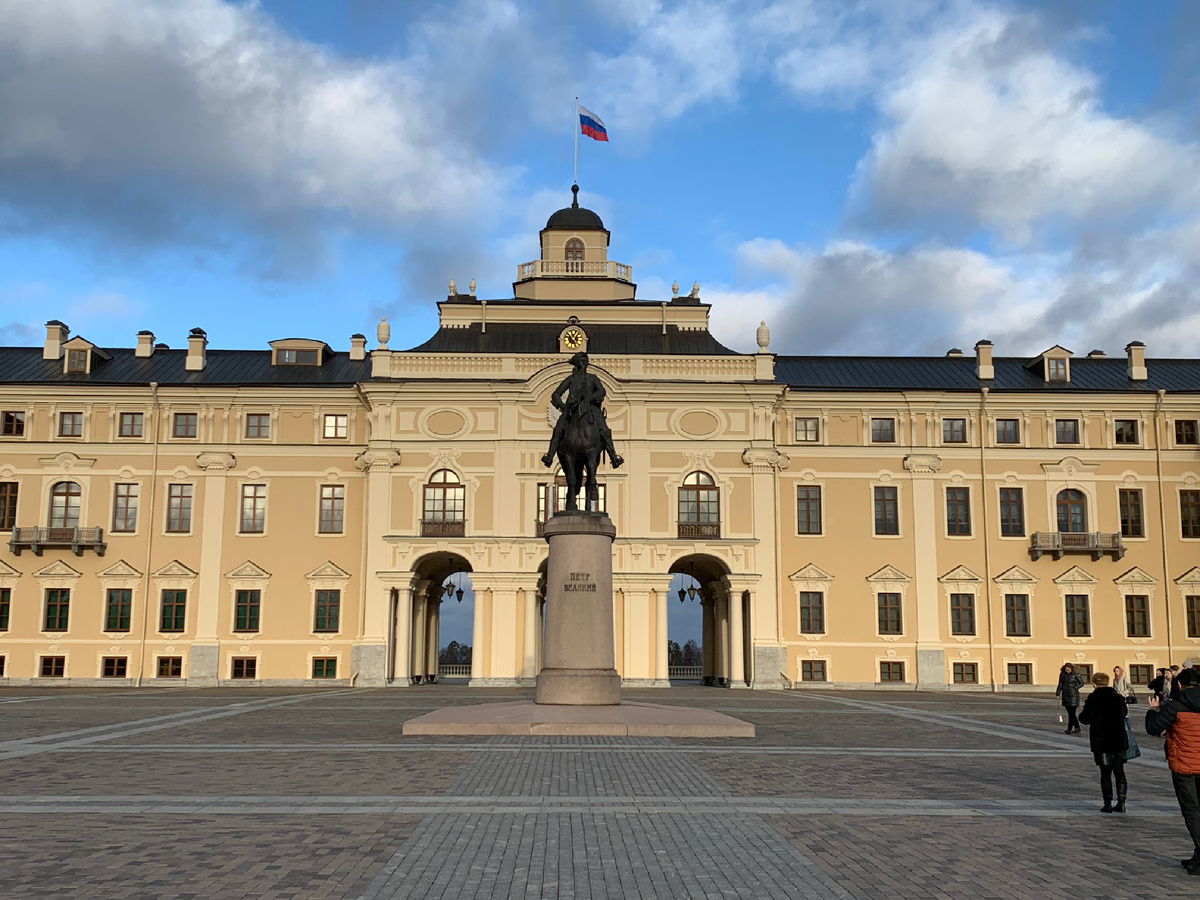 Памятник Петру I на фоне Константиновского дворца