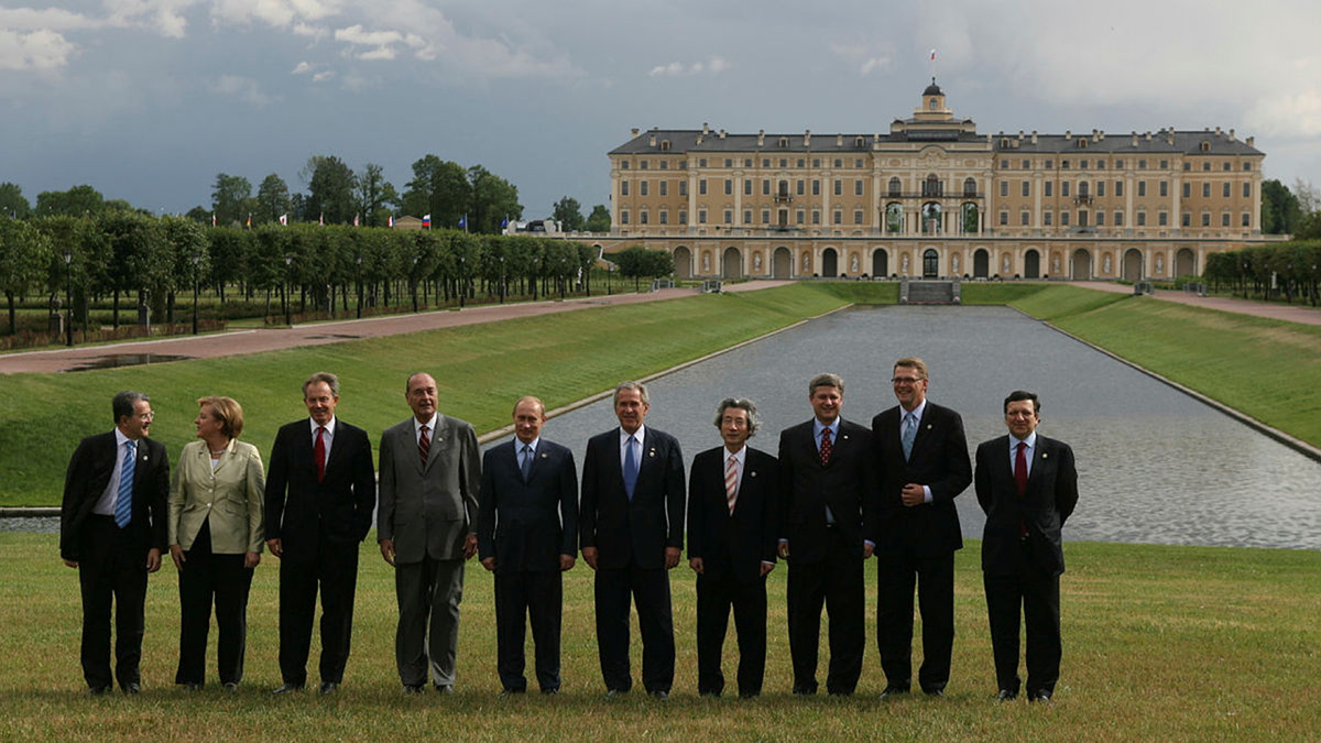 Участники саммита на фоне Константиновского дворца