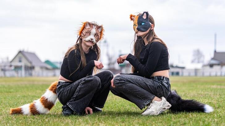 на фото представлены подростки в кошачьих масках из папье-маше и хвостами 
