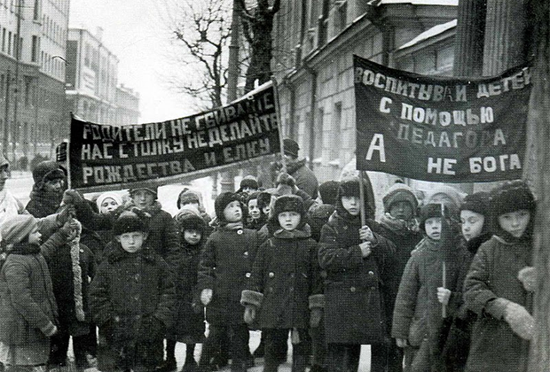 Митинг детей против Рождества и елки. Источник: Public domain