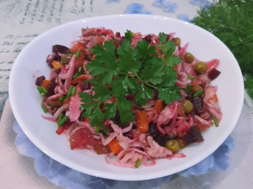 Салат из овощей и куриного мяса