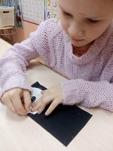 Ульяша шьет жилетки.