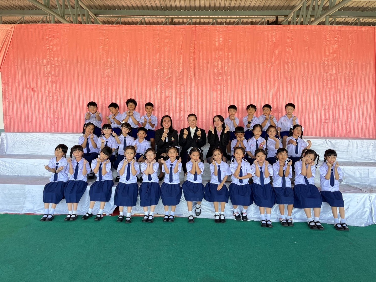 Я и мои ко-тичеры с нашим классом в школе. Бангкок, 2024.