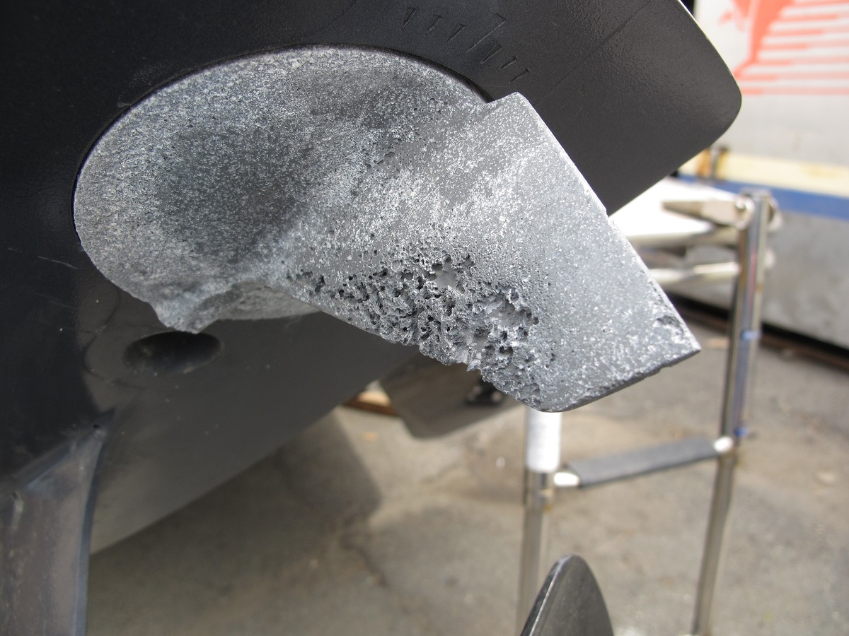 Это нужная жертва: анод работает и спасает ценой своей жизни более ценные детали и элементы