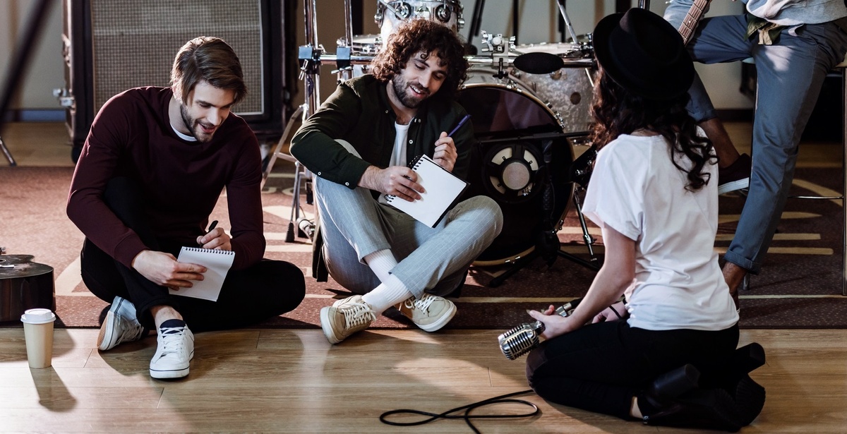 нечто похожее делали мы, когда искали новые идеи для песен и своих номеров