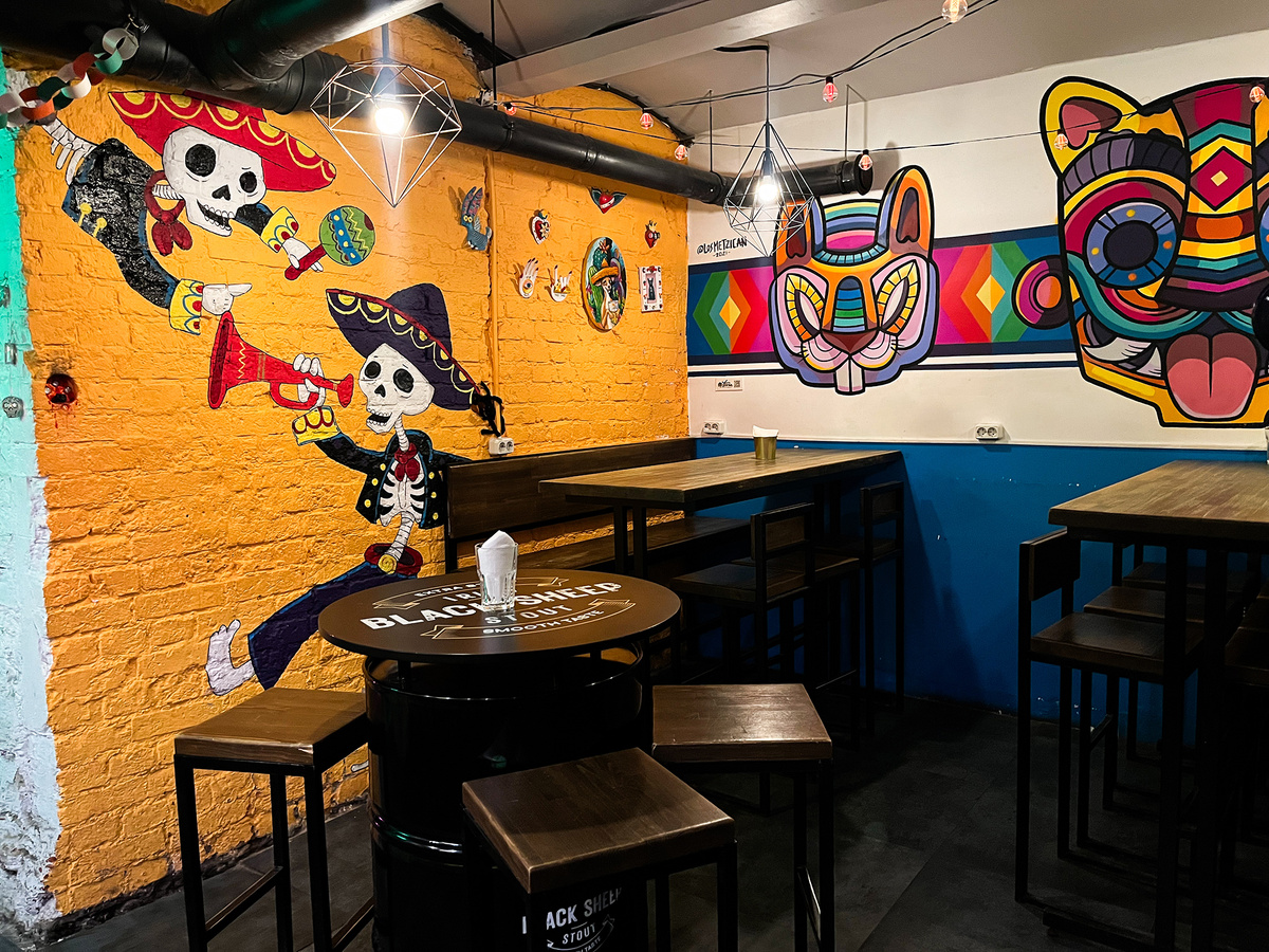 На стенах - изображения танцующих скелетов →