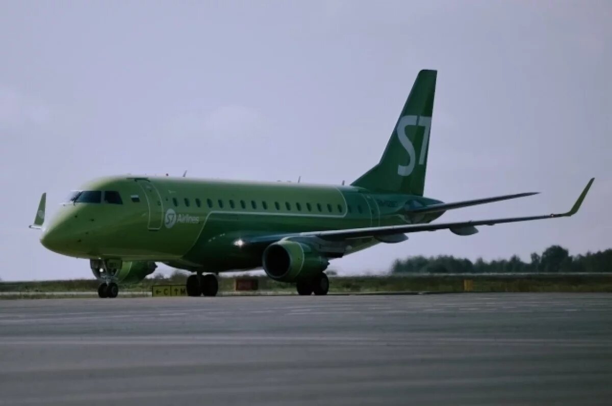    В Омске на 18 часов задержали самолет «Уральских авиалиний»