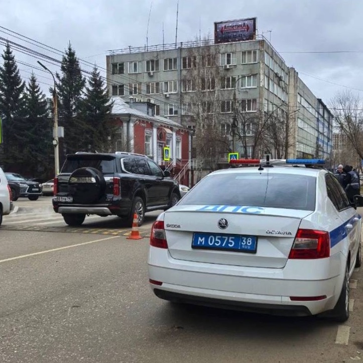 На прошлой неделе иркутян потрясло страшное ДТП, в котором погиб 9-летний ребенок. Мальчик переходил дорогу по нерегулируемой «зебре» на улице Зверева. Происшествие страшное, но не менее страшно то, что за последние три недели в авариях на дороге пострадали еще 13 детей. Пугающей статистикой поделились в госавтоинспекции Иркутска.