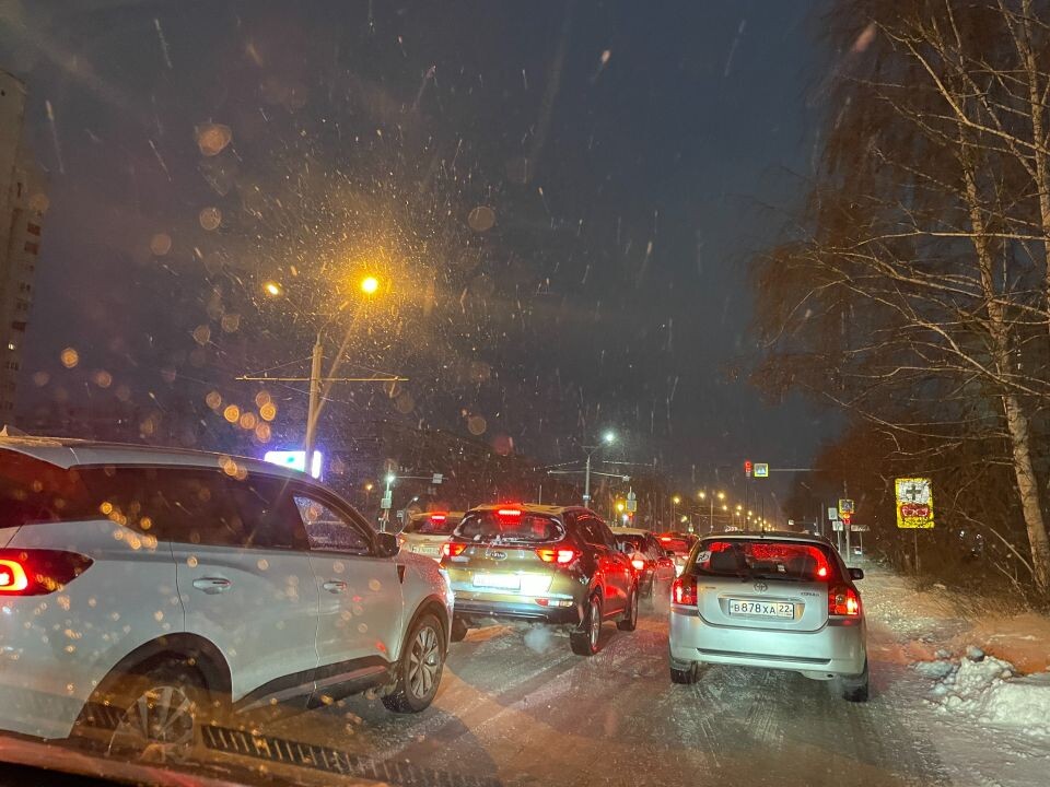    Пробки. Авто. Снегопад.. Источник: Виталий Барабаш