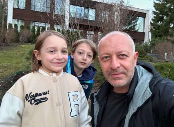    Арчил Геловани с детьми от Оксаны Акиньшиной, фото: соцсети