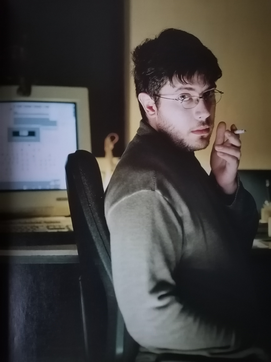 Двадцать пять лет назад не было купоросного цвета волос на голове, пухленький, в очках 