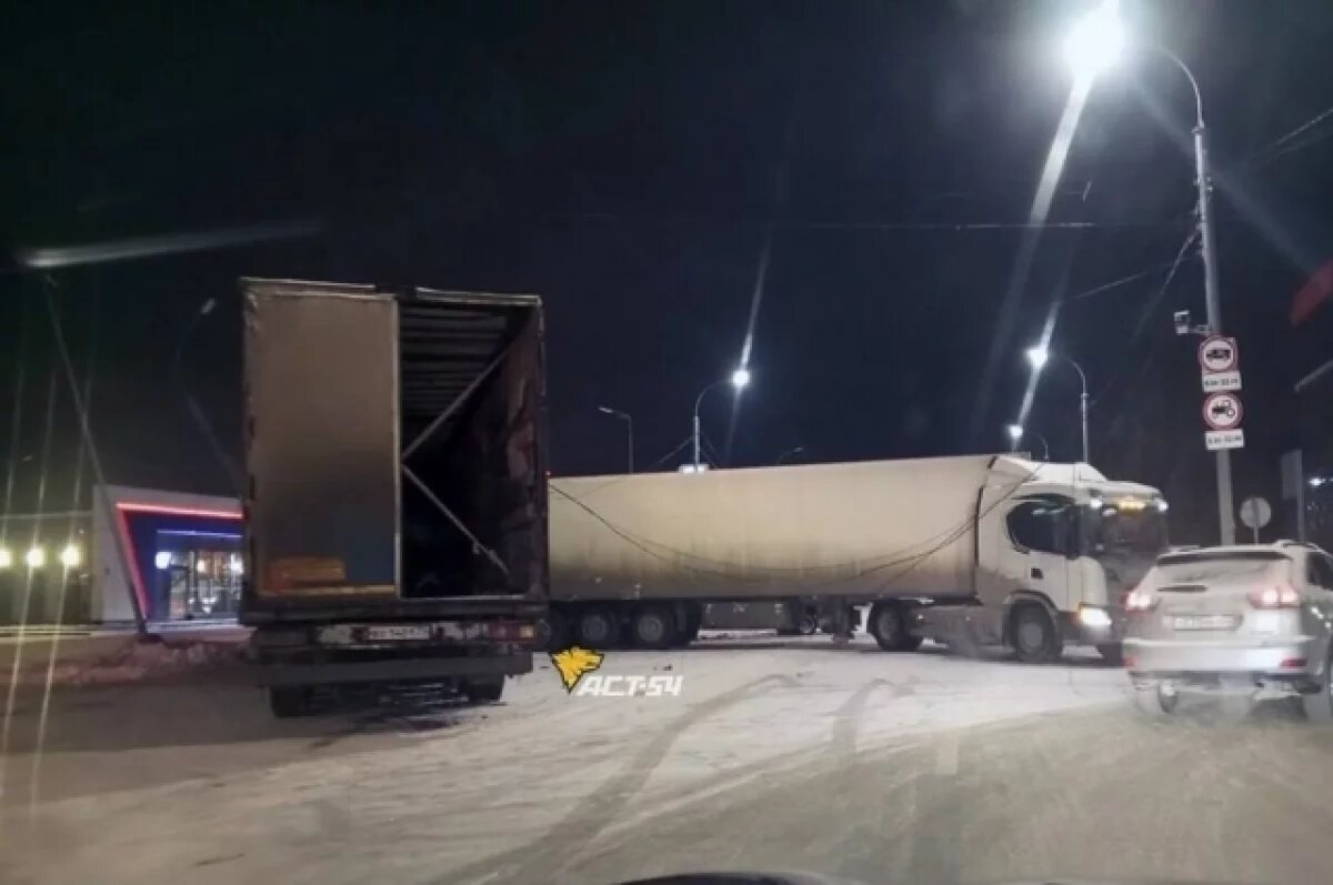    Пятый и шестой микрорайон в Новосибирске стоят колом из-за ДТП с фурами