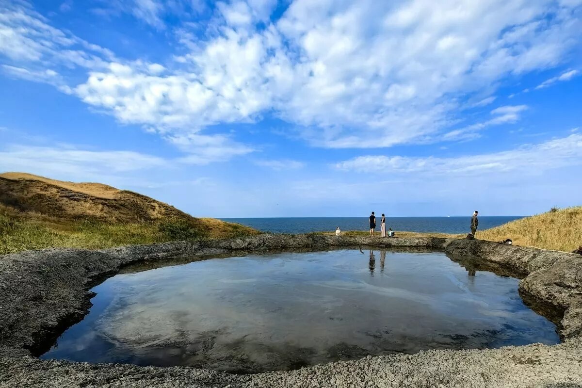 Грязевой вулкан Плевак, также известный как Азовское пекло, расположен в 3 км от поселка Кучугуры в Темрюкском районе. 
Фото: Михаил Ступин