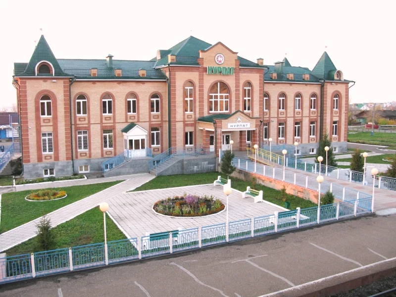 Жд уруссу. Железнодорожный вокзал Нурлат. Город Нурлат Татарстан ЖД вокзал. ЖД станция Нурлат. Нурлат город Железнодорожный вокзал.