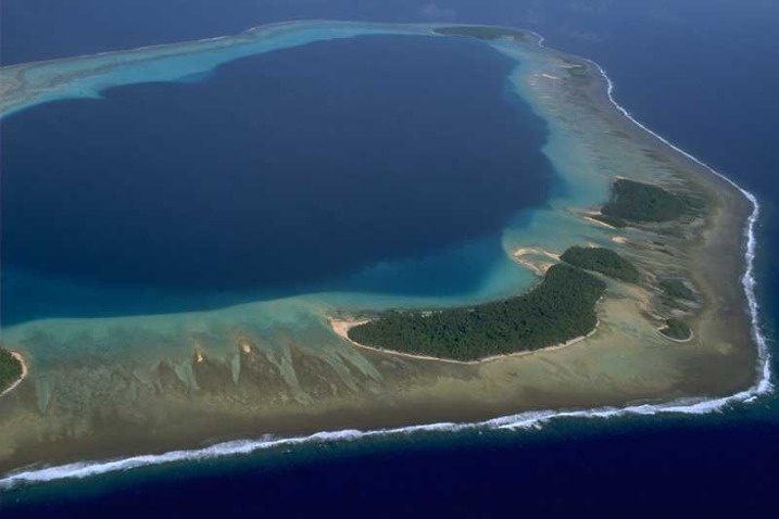 Риф Скарборо (кит. Хуанъянь) — небольшие участки суши, поднимающиеся над водой и образующие лагуну в форме треугольника периметром 46 километров. Площадь рифов вместе с лагуной — 150 квадратных километров. Сенкаку, или Дяоюйдао, — архипелаг в Восточно-Китайском море в 170 километрах к северо-востоку от Тайваня.