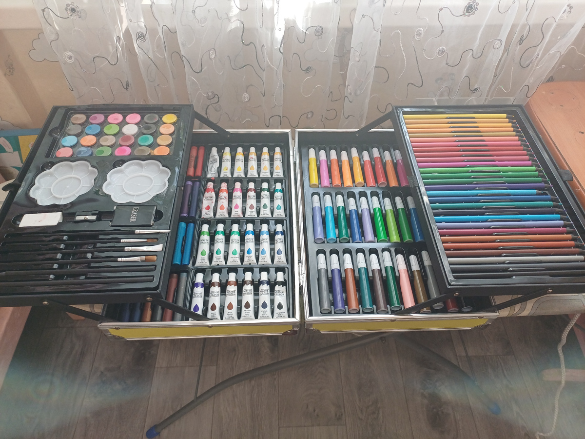 Набор для рисования. И ещё подарки,только не такие большие. 