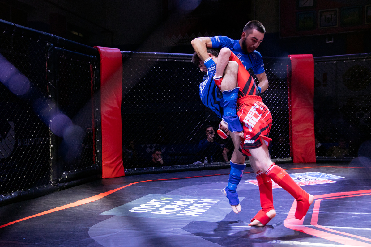    За кубок главы Сургутского района по MMA сразились двадцать бойцов