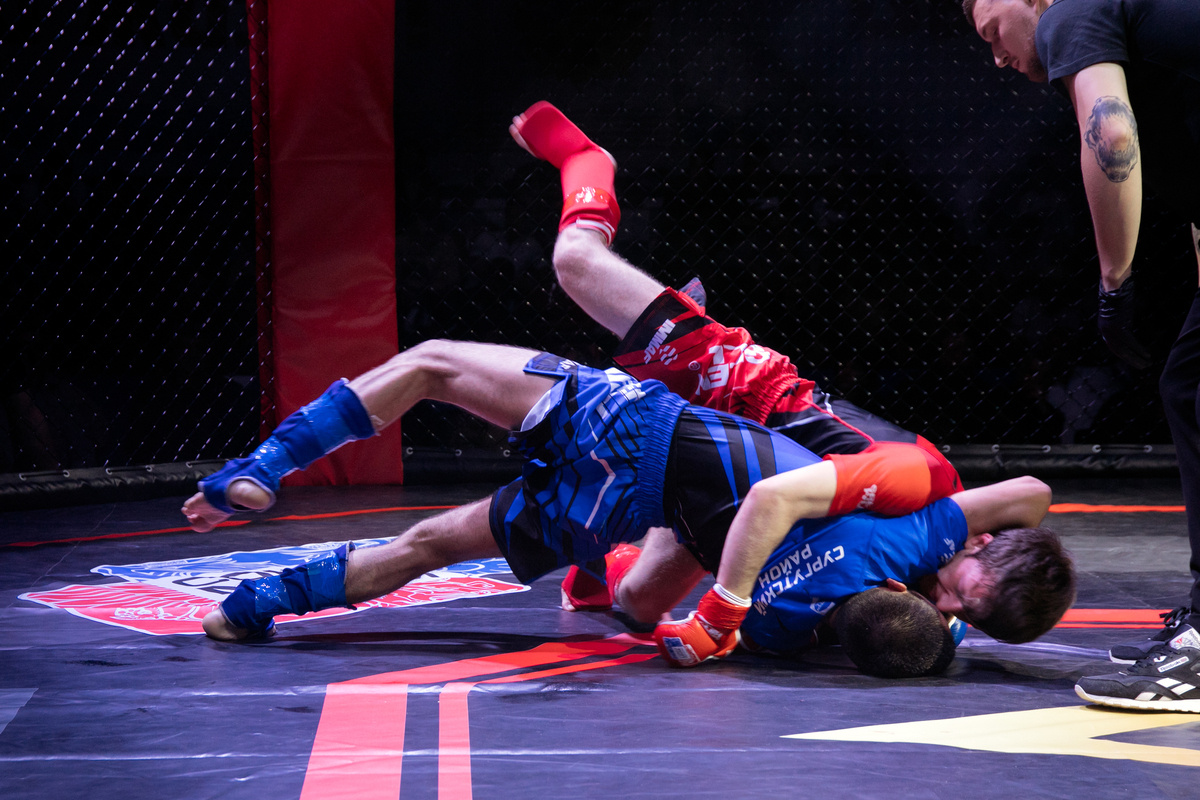    За кубок главы Сургутского района по MMA сразились двадцать бойцов